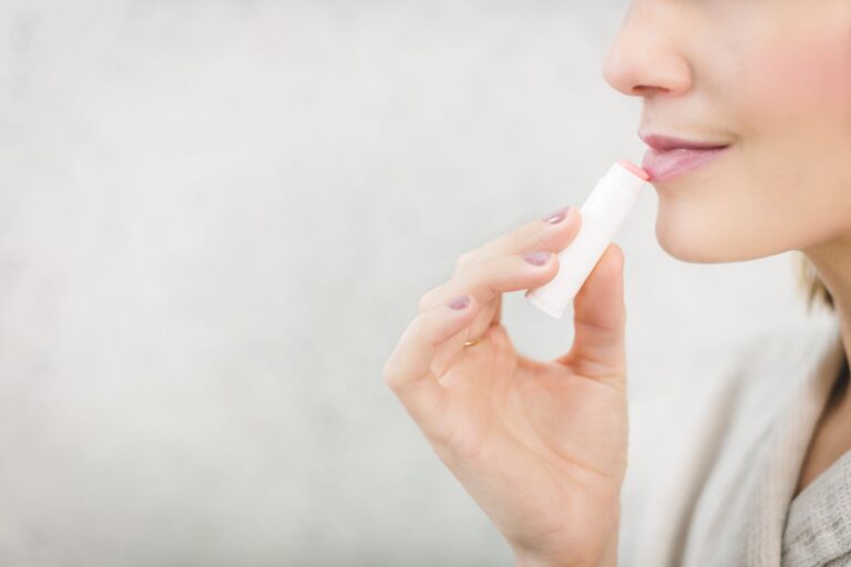 Mulher passando protetor labial